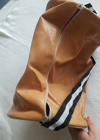 Bej Deri Fermuarlı Kadın Spor Çantası