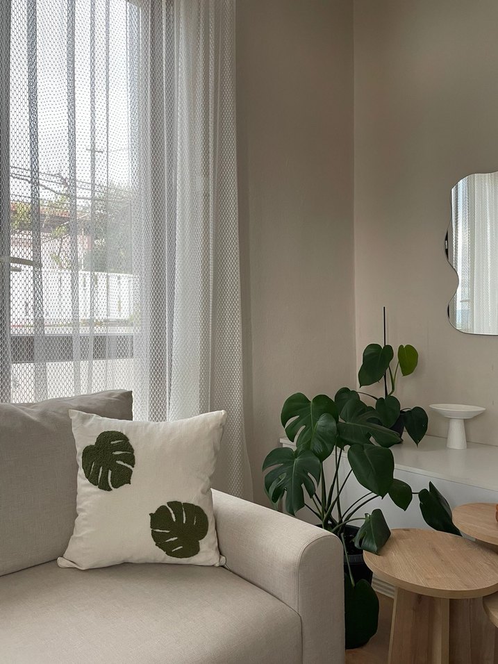 Beyaz Nakışlı Dekoratif Yastık - Görsel 2