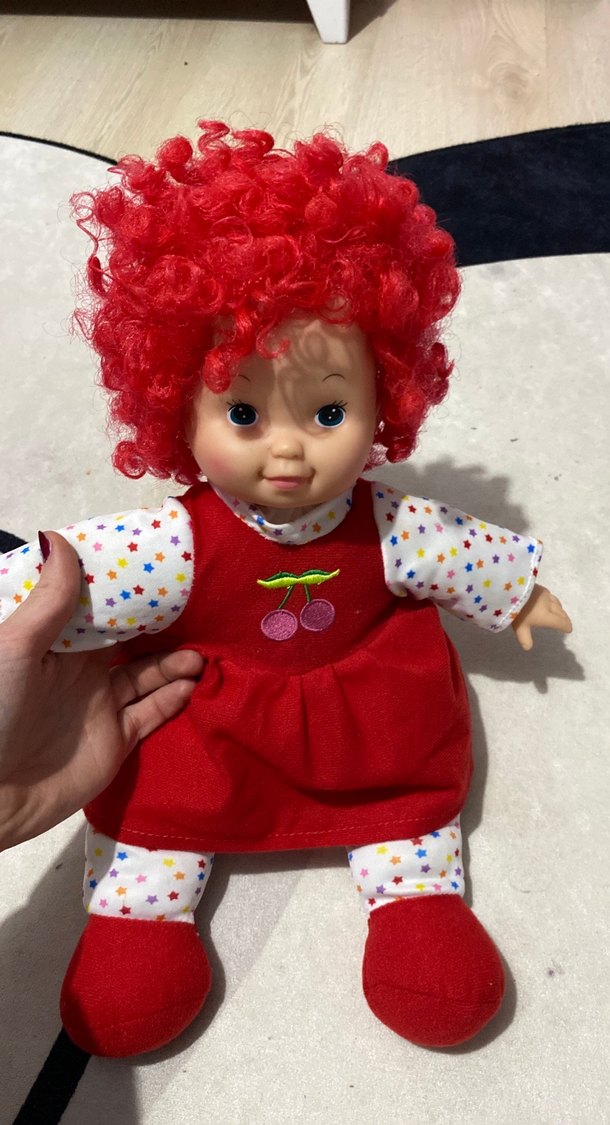 Kırmızı Elbiseli Saçlı Bebek - Görsel 4