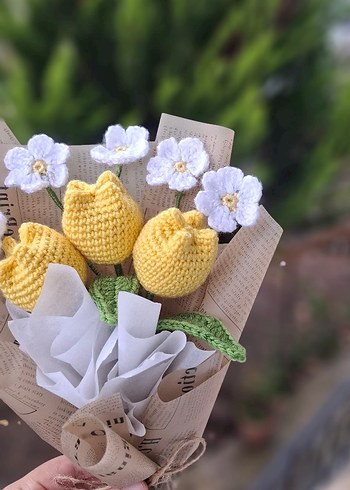 El Örgüsü Sarı Lale ve Beyaz Çiçek Buketi - Görsel 2