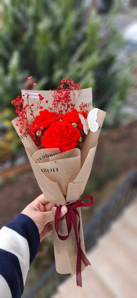 Kırmızı Renkli Çiçek Buketi Hediyesi - Görsel 2