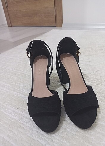 Siyah topuklu ayakkabı 