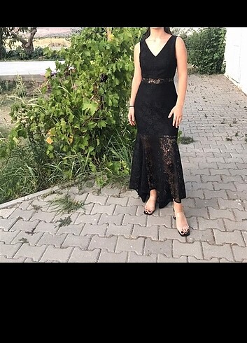 Siyah arkası kuyruklu elbise