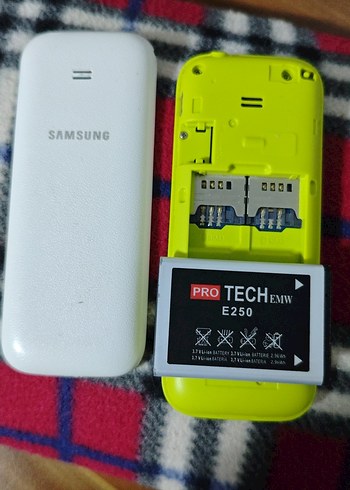Beyaz Samsung Tuşlu Telefon - Görsel 3
