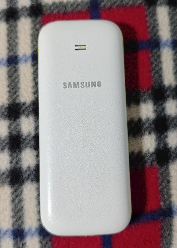 Beyaz Samsung Tuşlu Telefon - Görsel 2