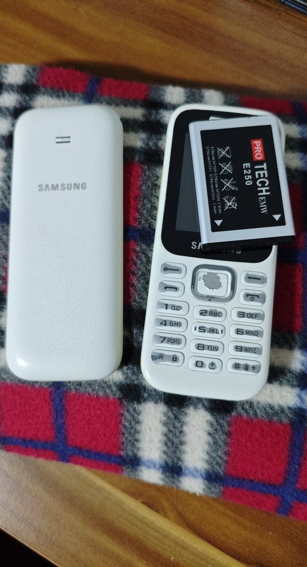 Beyaz Samsung Tuşlu Telefon - Görsel 4