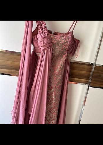 Pembe İşlemeli Uzun Drapeli Kadın Abiye - Görsel 3