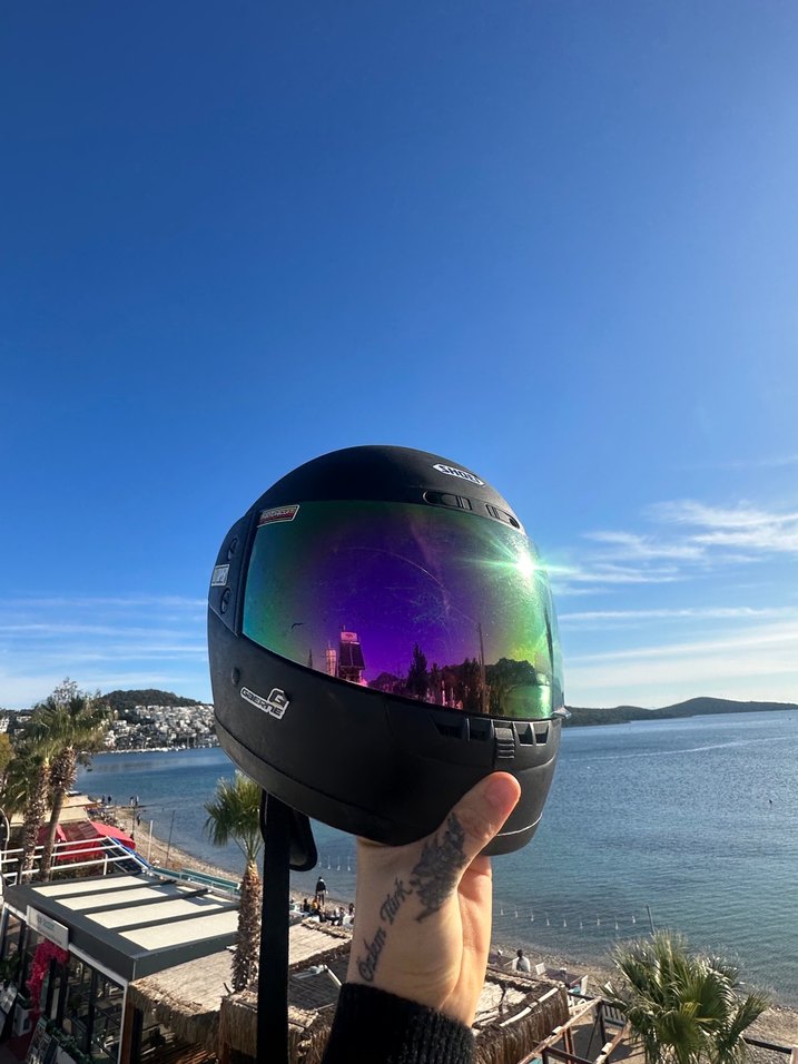 Parlak Siyah Camlı Motosiklet Kaskı - Görsel 5