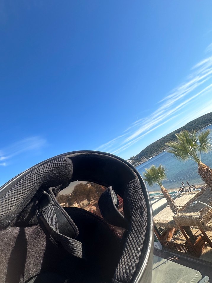 Parlak Siyah Camlı Motosiklet Kaskı - Görsel 4