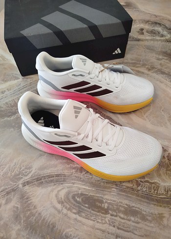 Beyaz Spor Ayakkabı Renkli Tabanlı - Görsel 2