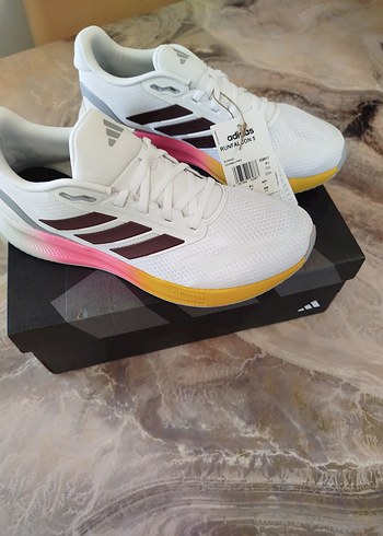 Beyaz Spor Ayakkabı Renkli Tabanlı - Görsel 3