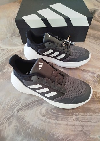 Gri Adidas Spor ve Günlük Koşu Ayakkabısı - Görsel 2