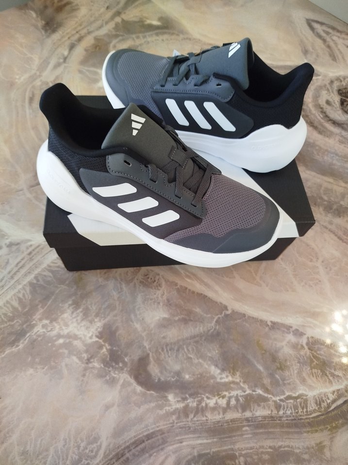 Gri Adidas Spor ve Günlük Koşu Ayakkabısı - Görsel 3