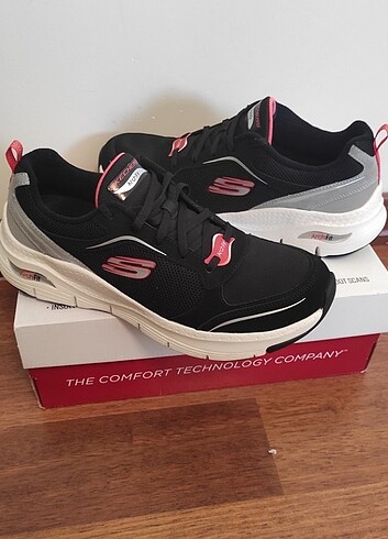 40 Beden siyah Renk Skechers ayakkabı