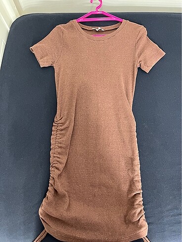 Büzgülü kahverengi mini elbise