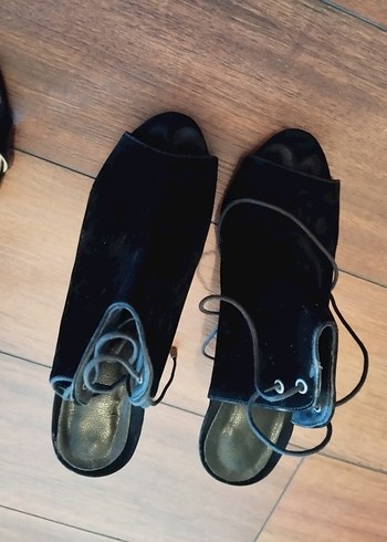 Siyah Goth Tarzı Tokalı Topuklu Kadın Sandalet - Görsel 2