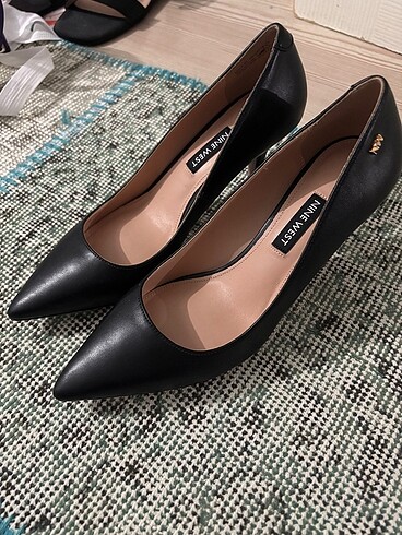 nine west siyah stiletto ayakkabı ?????