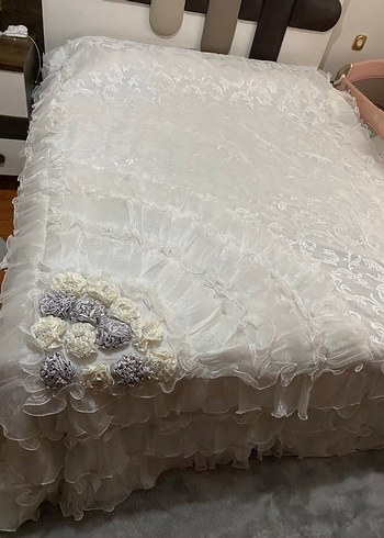 Nakışlı Beyaz Yatak Örtüsü - Görsel 2
