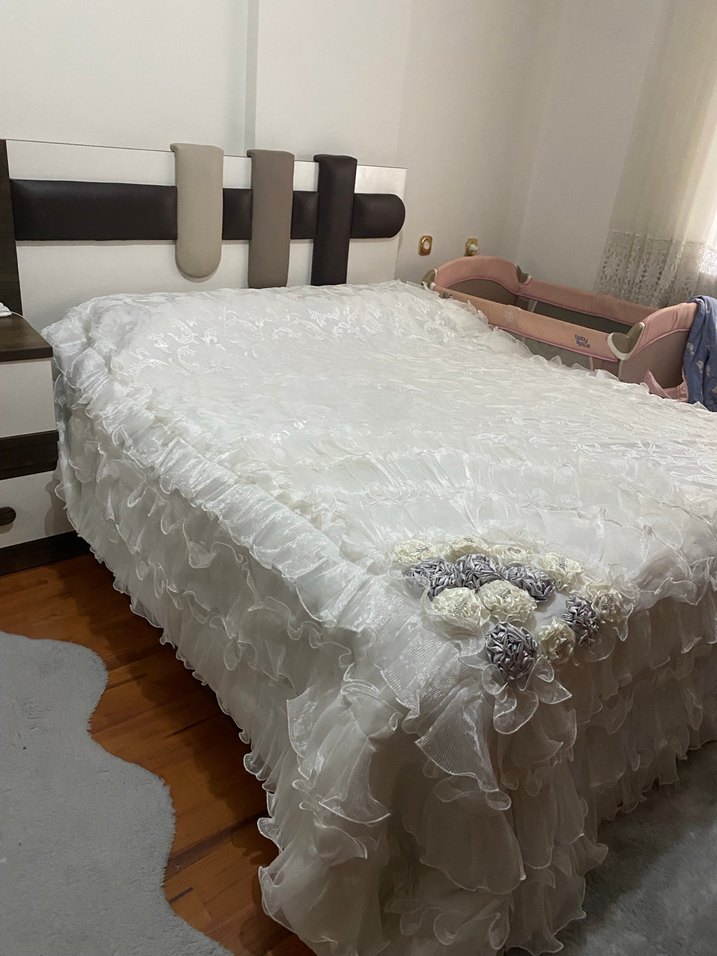 Nakışlı Beyaz Yatak Örtüsü - Görsel 3