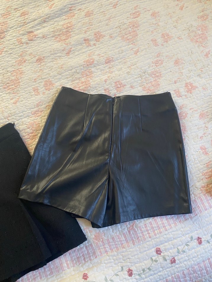 Siyah Deri Mini Kemerli Şort - Görsel 2