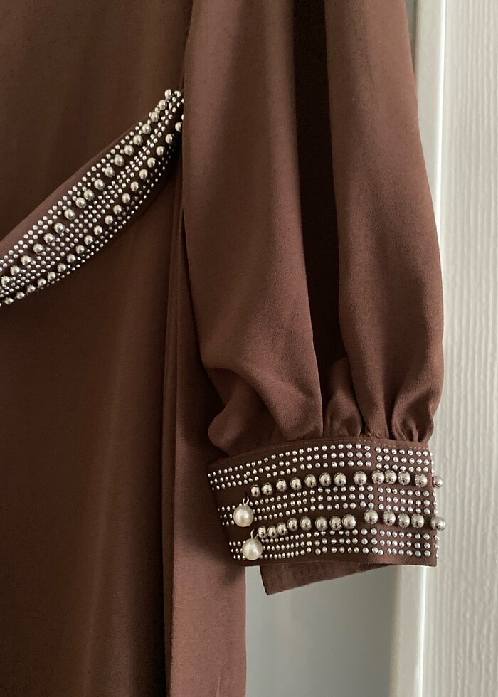 Uzun inci detaylı elbise - Görsel 3