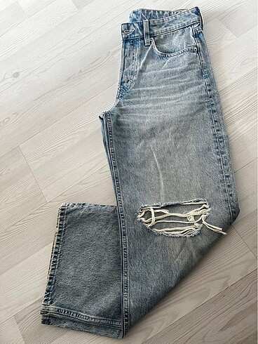 Açık mavi renk jean yırtık model pantolon