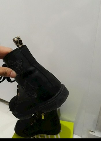 27 Beden Kız Çocuk Siyah Bot