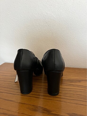 Polaris Siyah kısa topuklu ayakkabı