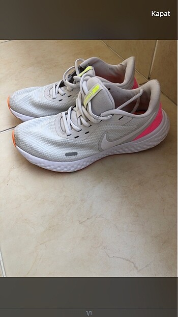 Nike revolution