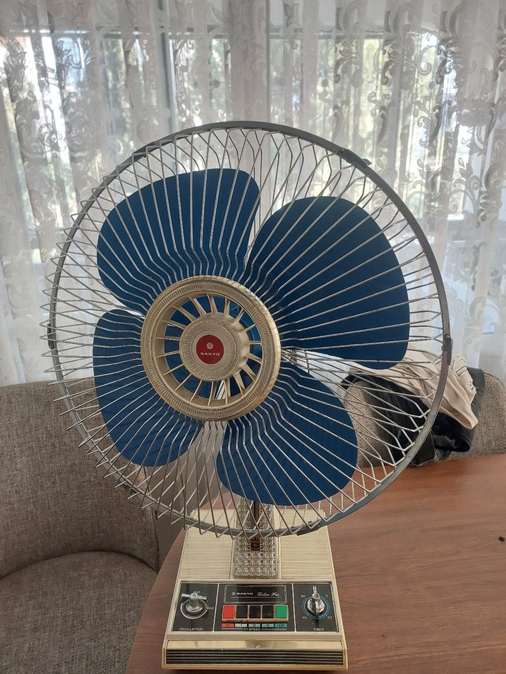 Gri ve Beyaz Masaüstü Vantilatör - Görsel 2