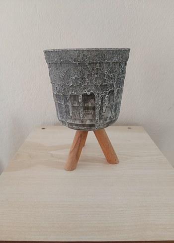 Ahşap ayaklı çiçek saksısı