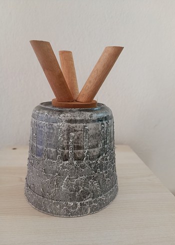 Beden Ahşap ayaklı çiçek saksısı