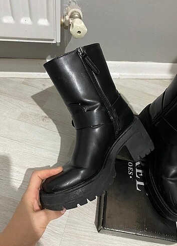 36 Beden siyah Renk Tokalı siyah Bershka biker bot