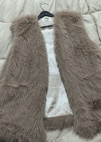 Peluş Detaylı Bej Kadın Yelek