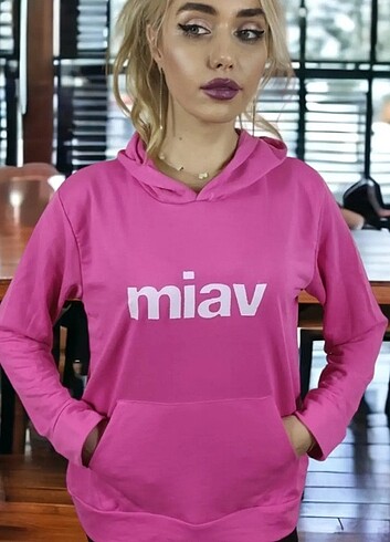 Baskı unisex kapüşonlu pembe sweatshirt.
