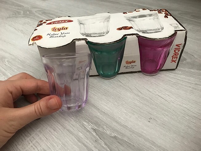 Kahve yanı su bardağı