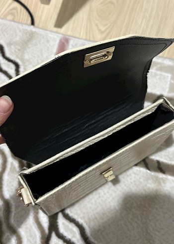 Beyaz Yılan Desenli Zincir Detaylı Deri Çanta - Görsel 4