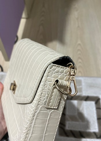 Beyaz Yılan Desenli Zincir Detaylı Deri Çanta - Görsel 7