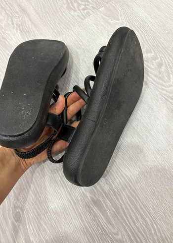 Fabrika Siyah Kadın Dolgu Topuklu Lastikli Sandalet