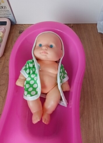 Oyuncak küvetli bebek