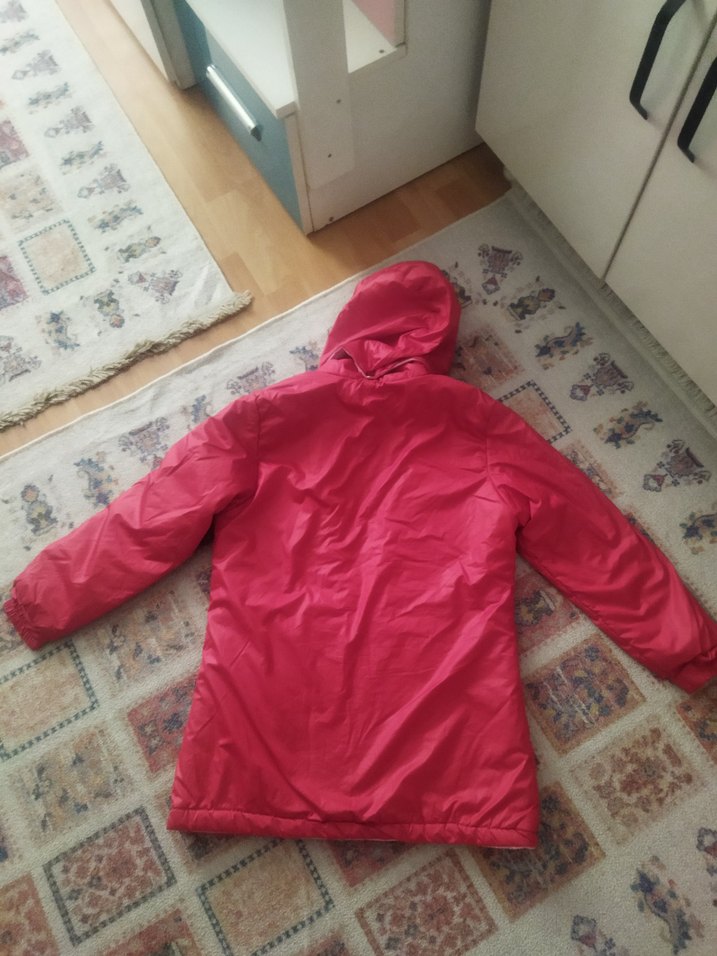 Kız Çocuk kırmızı Kapüşonlu Nakışlı Mont - Görsel 2