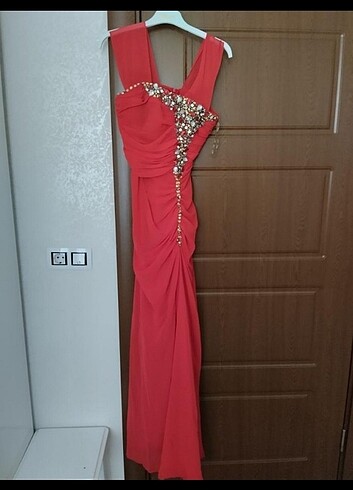 Kırmızı elbise yeni