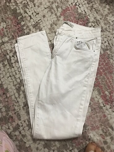 Düşük bel beyaz kot pantolon