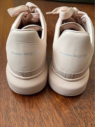 Alexander McQueen 2 kere giyildi