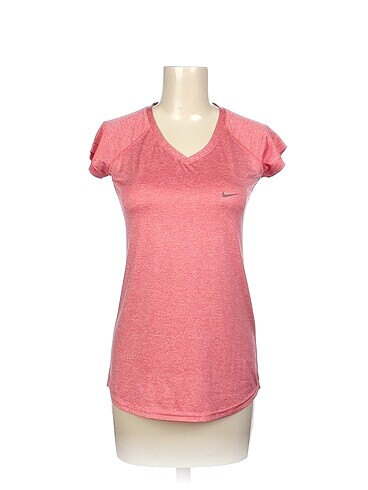 Nike T-shirt %70 İndirimli.