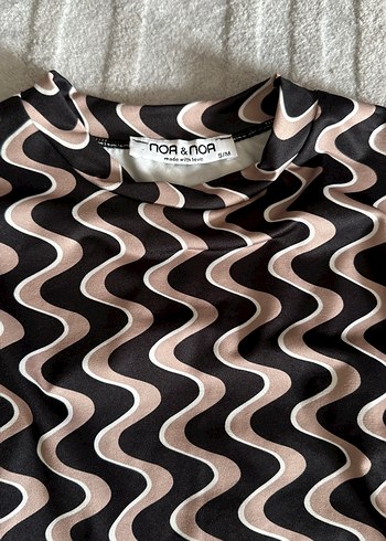 Uzun Kollu, Yüksek Yakalı Dalgalı Desenli Bluz - Görsel 3