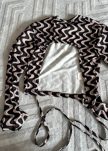 Uzun Kollu, Yüksek Yakalı Dalgalı Desenli Bluz - Görsel 4