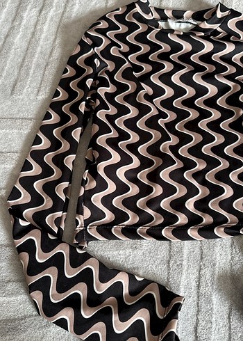 Uzun Kollu, Yüksek Yakalı Dalgalı Desenli Bluz - Görsel 2