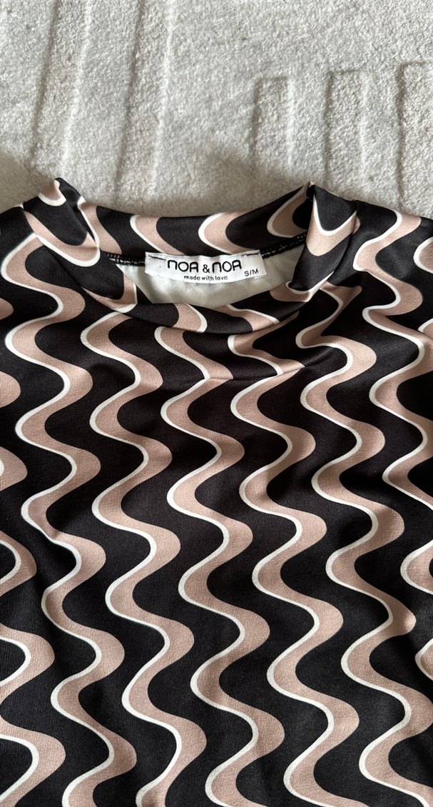 Uzun Kollu, Yüksek Yakalı Dalgalı Desenli Bluz - Görsel 3