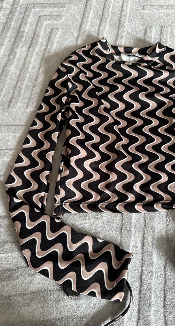 Uzun Kollu, Yüksek Yakalı Dalgalı Desenli Bluz - Görsel 2